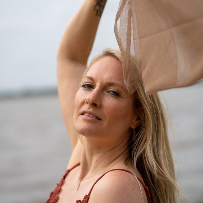 Sich selbst begegnen | Body & Soul Stories Porträt einer Frau mit wehendem Tuch, ruhiger Blick zur Seite, Empowerment Fotoshooting für Frauen