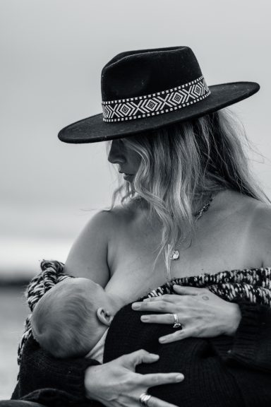 Mutter stillt ihr Kind – authentische und intime Mutterschaftsfotografie
